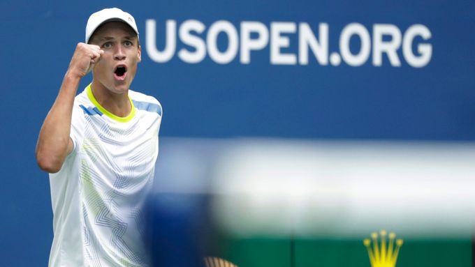 Jonáš Forejtek slaví juniorský titul na US Open v New Yorku.