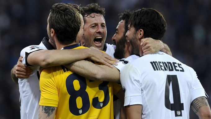 Hráči Parmy slaví vítězství nad Juventusem