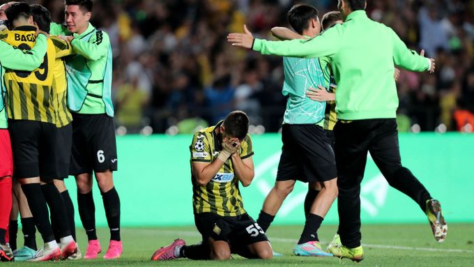 Valerij Gromyko z Kajratu jako by nemohl uvěřit postupu do Ligy mistrů přes Celtic.