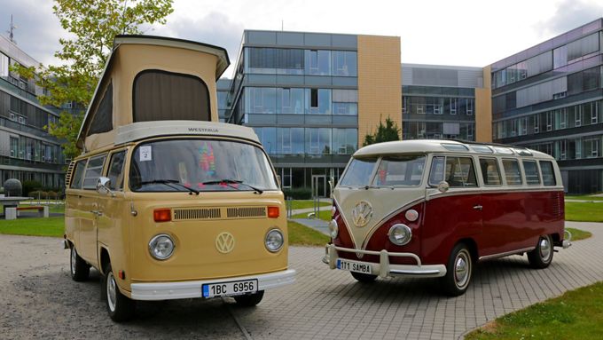 Z velkolepých oslav jen jízda Prahou. Tohle jsou nejkrásnější VW "busíky" v Česku
