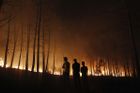 Hořelo na více než deseti místech Portugalska a plameny nebylo zpočátku schopno zlikvidovat 7000 nasazených hasičů...