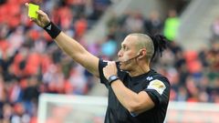 Rozhodčí Miroslav Zelinka v zápase nadstavby Slavia - Plzeň