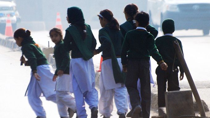 V Péšávaru drží lidé smutek za zavražděné děti a také protestují proti Tálibánu.