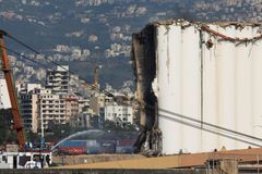 V bejrútském přístavu se zřítila část obřího sila zasaženého výbuchem v roce 2020