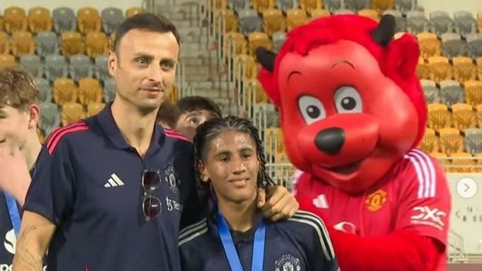 JJ Gabriel (uprostřed), Dimitar Berbatov a maskot Manchesteru United