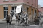 Odstraňování německých nápisů v Cherbourgu (Francie; rok 1944).