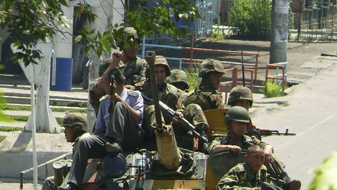 V Oši hlídkují vojáci, vláda v Biškeku ale nemá situaci ve městě pod kontrolou