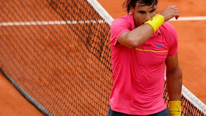 Rafael Nadal při první porážce na Roland Garros.