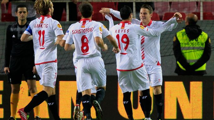 FC Sevilla slaví gól proti Estorilu v Evropské lize