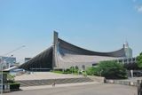 Olympijský stadion Yoyogi National Gymnasium se nachází v jednom z největších parků v centrální části Tokia. Jeho autorem je japonský architekt a laureát prestižní Pritzkerovy ceny Kenzo Tange.