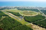 Letiště First Flight, Severní Karolína, USA.  Na tomto letišti se Orville Wright 17. prosince 1903 jako první člověk v historii vznesl v letadle těžším vzduchu a poháněném motorem. Během letu trvajícího 12 vteřin uletěl trasu dlouhou 37 metrů rychlostí 10,9 km za hodinu.