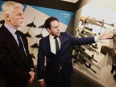 Generální ředitel České zbrojovky Jan Zajíc ukazuje výrobky zbrojovky prezidentu Petru Pavlovi.