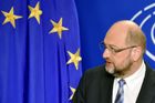Kandidát SPD Schulz by v přímém souboji jasně porazil Merkelovou, tvrdí německý průzkum