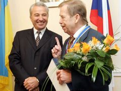 Václav Havel dostal k ukrajinskému řádu i květiny.