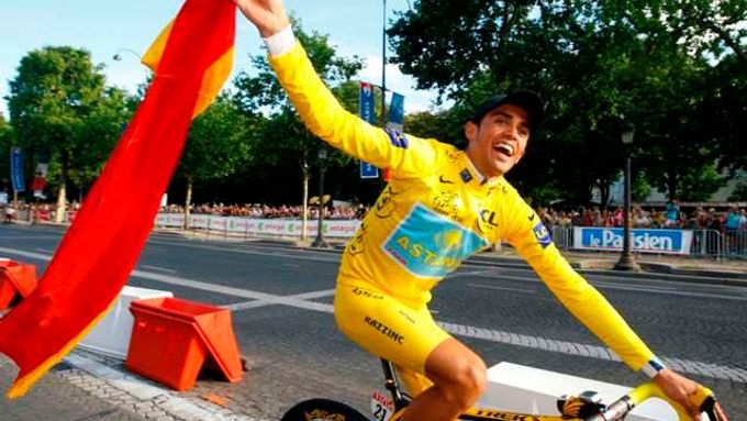 Obrazem: Tour de France skončila v Paříži se šampaňským u Eiffelovky