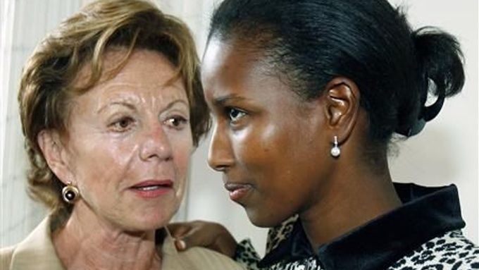 Ayaan Hirsi Aliová a její stranická kolegyně a eurokomisařka pro hospodářskou soutěž Neelie Kroesová během večírku na rozloučenou v haagském parlamentu loni v srpnu