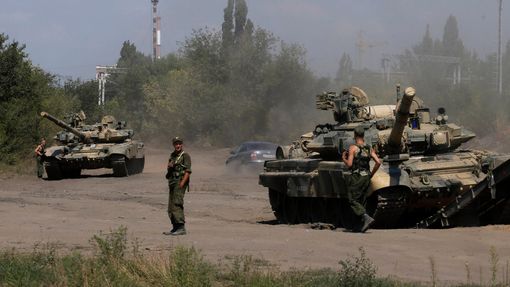 Ruské tanky u obce Kamensk-Šachtinskij v Rostovské oblasti. Vojenská technika podle Kyjeva vjela na ukrajinské území.
