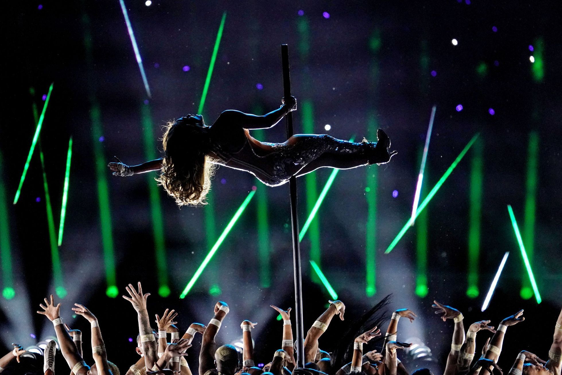 Jennifer Lopezová při poločasovém programu během finále Super Bowlu LIV (2020)
