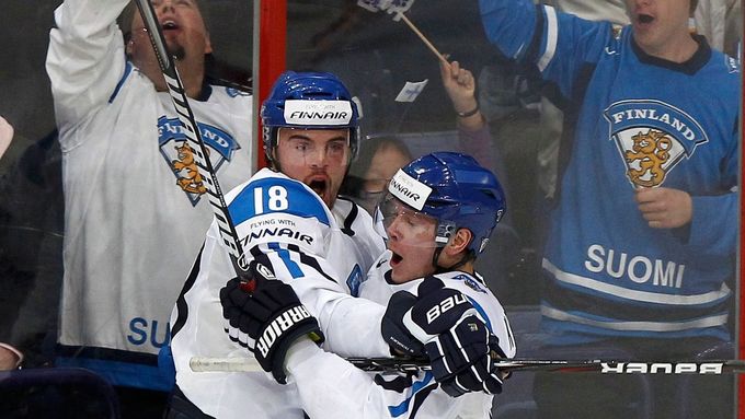 Finsko - USA (Finové Petri Kontiola - vpravo a Jesse Joensuu slaví gól)