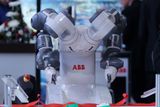 První robot na světě, který dokáže spolupracovat s člověkem a je natolik bezpečný, že nemusí být skrytý za mříží či za zábradlím. To je podle společnosti ABB průmyslový robot YuMi, kterého dnes představila na strojírenském veletrhu v Brně.