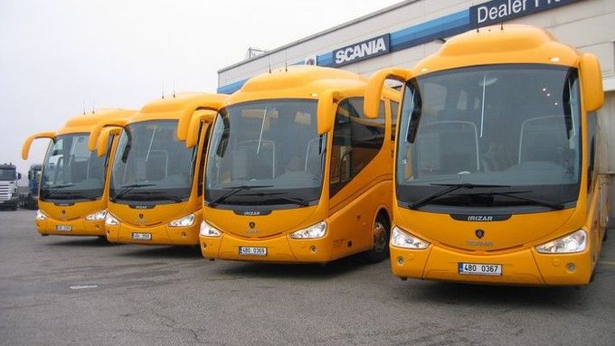 Charakteristické žluté autobusy Student Agency.