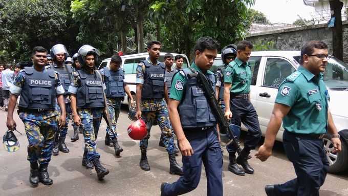 Policisté po útoku na restauraci v bangladéšské metropoli Dháce.