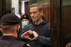 Navalnyj si stěžuje na teploty a kašel. Nechali ho otestovat na koronavirus
