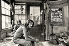 Mezi obyvateli tábora hippies byli i Diane a Richie, vyfotografovaní na tomto snímku Johna Wehrheima. (Ukázka z výstavy Paradise Lost v Domě U Kamenného zvonu v Praze).