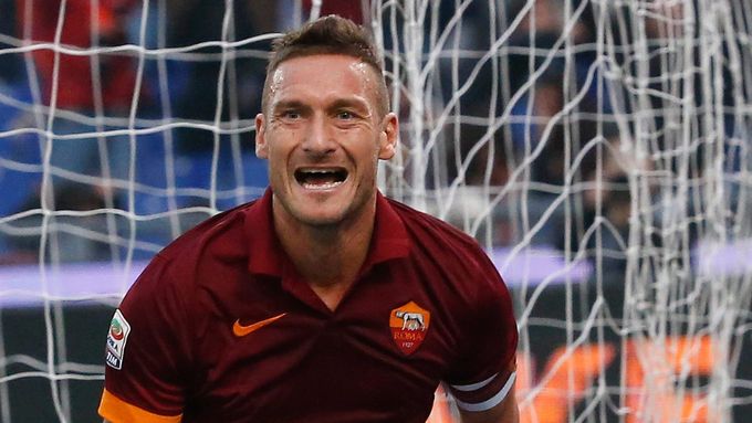 Podívejte se, jak si Francesco Totti při oslavě gólu vyfotil selfie