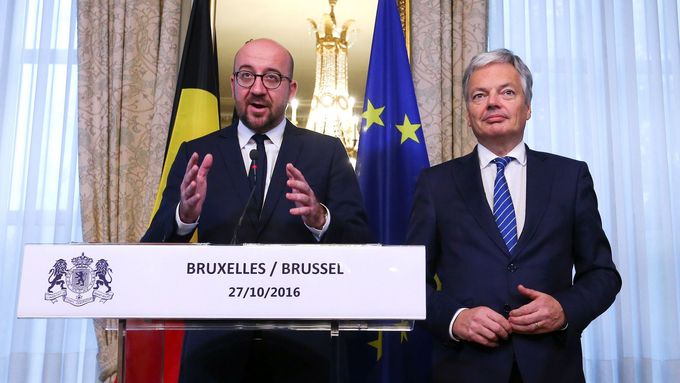 Belgický premiér Michel (u mikrofonu) a ministr zahraničí Reynders komentují nejnovější vývoj kolem dohody CETA.