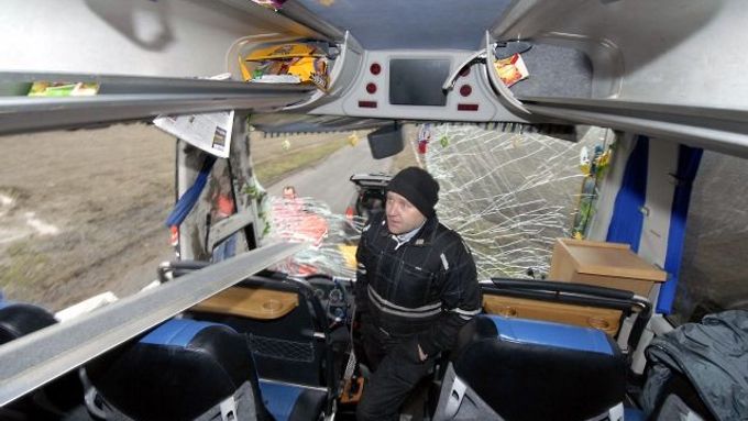 Karel Veverka, druhý řidič linkového autobusu Student Agency prohlíží rozsah škod poté, co autobus 11. dubna havaroval s 30 pasažéry nedaleko Nového Jičína.
