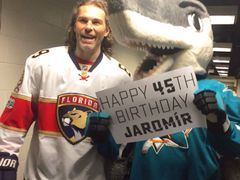 "Všechno nejlepší ke 45. narozeninám, Jaromíre," přál Jágrovi maskot San Jose.