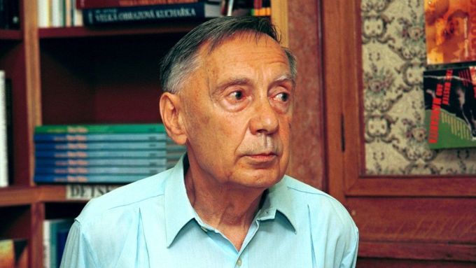 Ve věku 88 let zemřel 17. července 2018 spisovatel, překladatel a literární vědec Radoslav Nenadál (na archivním snímku ze 4. června 2003).