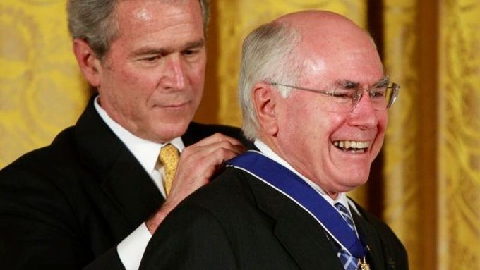 John Howard dostává ocenění od George Bushe