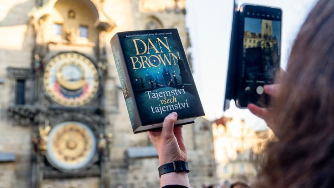 Nový román amerického spisovatele Dana Browna Tajemství všech tajemství, jehož děj se odehrává v Praze, přiláká do české metropole řadu turistů.