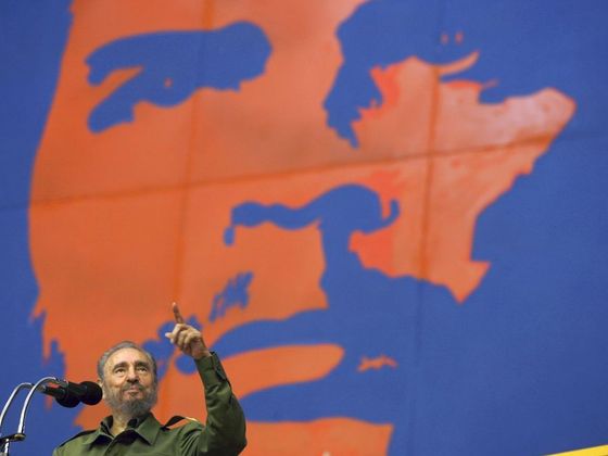 O Fidelově odstoupení čtěte: Fidel Castro