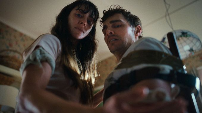 Alison Brieová a Dave Franco v australském hororovém filmu Together.