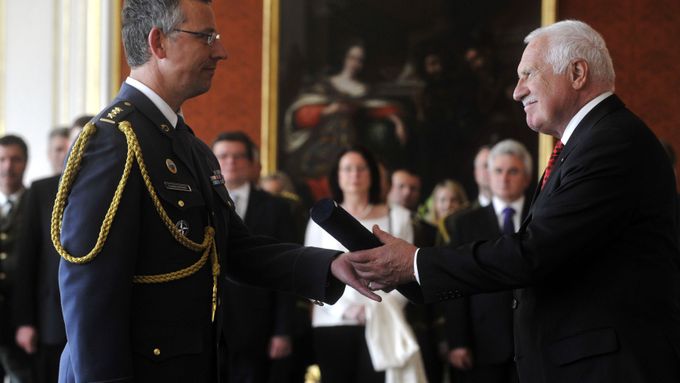 František Mičánek na snímku z roku 2012, kdy ho prezident Václav Klaus jmenoval brigádním generálem.