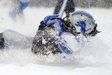 Zadák detroitských Lions zachytává šišku při jednom z obranných zákroků na hřišti Philadelphie Eagles. 'Odměnou' mu za to byla sněhová tříšť v obličeji.