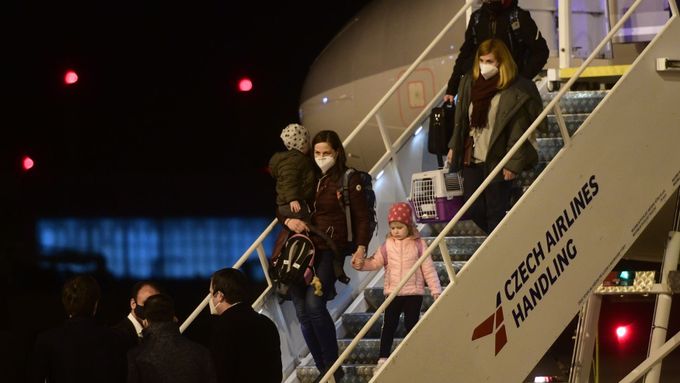 Vyhoštění čeští diplomaté s rodinami po návratu z Moskvy do Prahy.