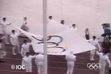 1984 Sarajevo: Jugoslávci si na "svých" hrách hodně zakládali. Čtyři roky po smrti maršála Tita chtěli světu dokázat jednotu jihoslovanských národů. Organizátorům se povedlo malé faux pas, když olympijskou vlajku pověsili obráceně, tedy třemi kruhy dolů.