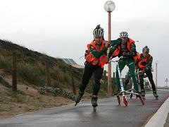 Dobrodružná klání v přírodě na sebe nabalují nové disciplíny - třeba inliny či koloběžko-tříkolku "trikke" (uprostřed).