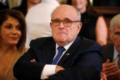 Trumpův právník Giuliani si v Boratovi sahal do kalhot, teď za to získal anticenu