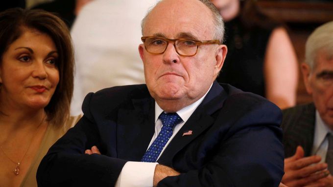 Giuliani údajně v televizi přiznal, že jako prezidentův osobní právník požádal ukrajinskou vládu, aby prošetřila bývalého viceprezidenta Joea Bidena.