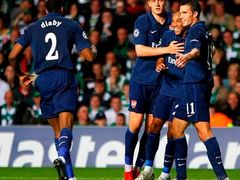 Gael Clichy slaví se spoluhráči z Arsenalu gól do sítě Celtiku.