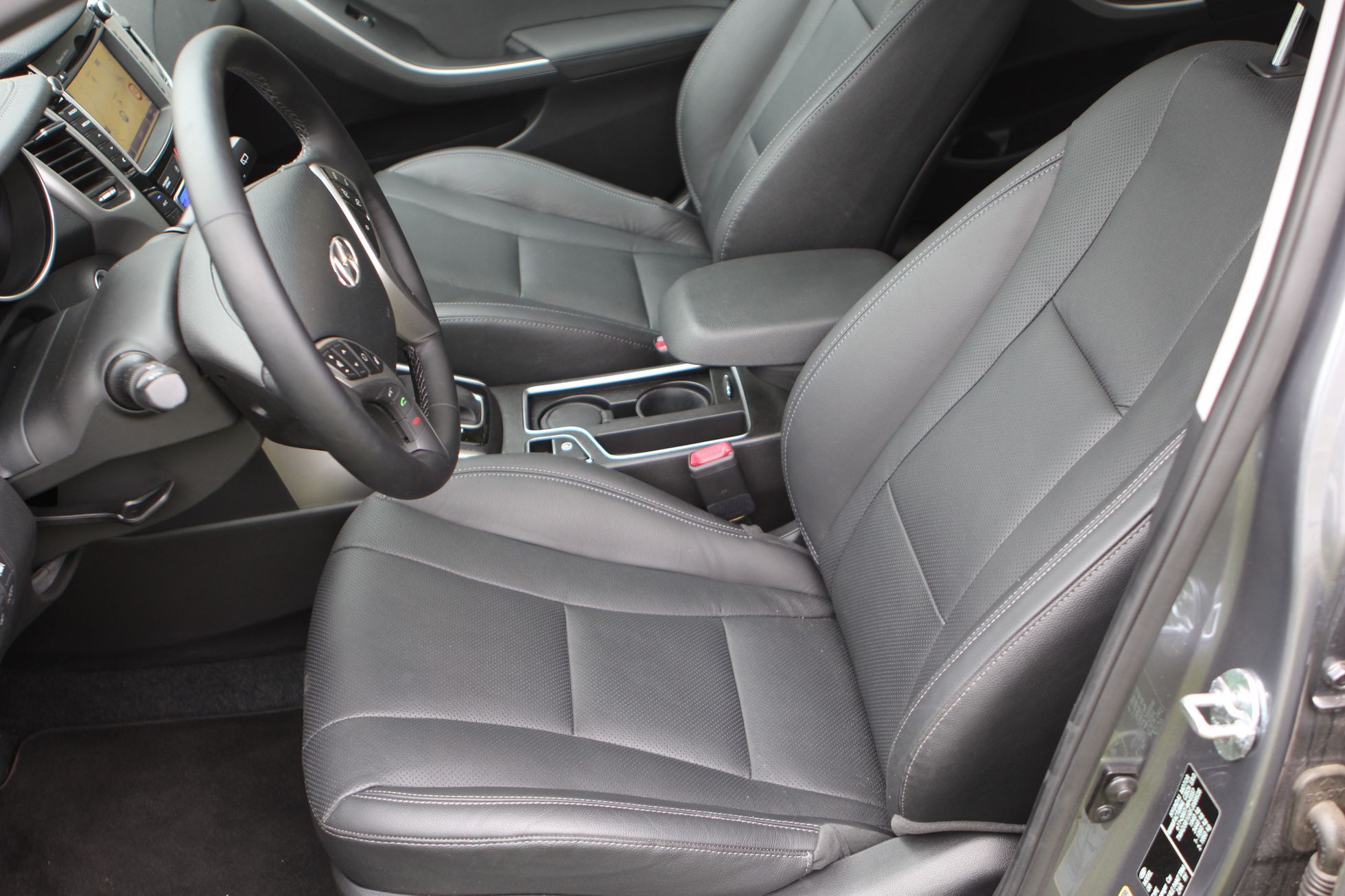 Hyundai i30 2015 kombi - přední sedačky