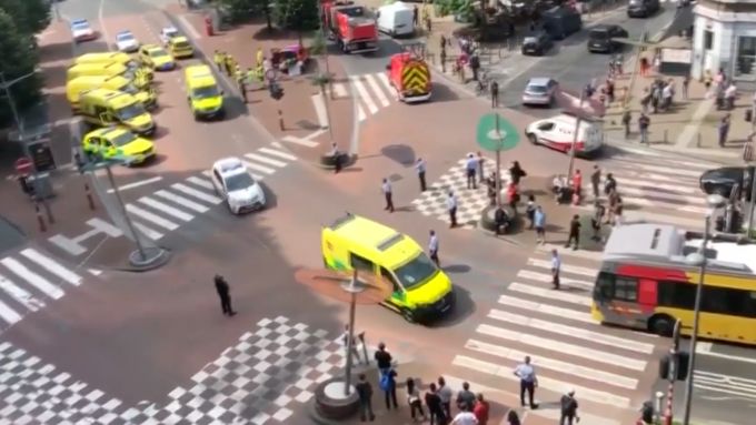 Terorista v Lutychu zabil tři lidi. Svědci natočili střelbu v centru města