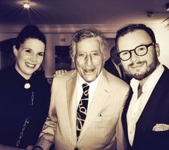 Jan Smigmator (vpravo) s manželkou a jazzovým zpěvákem Tonym Bennettem.