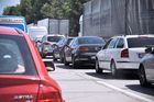 Nehoda kamionu a aut na hodinu zastavila provoz na Pražském okruhu, jeden člověk se zranil