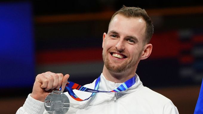 Jan Štefela se stříbrnou medailí z halového ME 2025